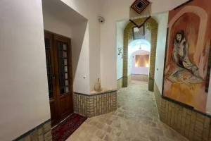 گذرگاهی آرام میان خشت، نور و خاطراتی که هنوز نفس می‌کشند.